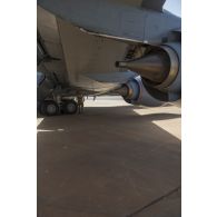 Un personnel navigant contrôle les trains d'atterrissage d'un boeing C-135 FR avant de partir en mission à Niamey, au Niger.