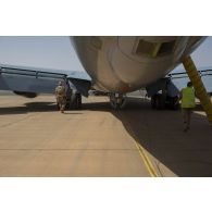 Le personnel navigant effectue le tour avion d'un boeing C-135 FR avant de partir en mission à Niamey, au Niger.