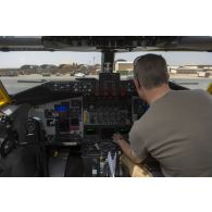 Un navigateur effectue les réglages dans le cockpit d'un avion Boeing C-135 FR avant de partir en mission à Niamey, au Niger.