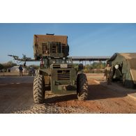 Un chariot élévateur de l'armée canadienne stationne sur une zone de campement à Ouallam, au Niger.