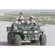 Véhicule utilitaire militaire américain 4x4 Gator John Deere (6 roues) en progression à l'aéroport de Mazar e Charif.