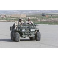 Véhicule utilitaire militaire américain 4x4 Gator John Deere (6 roues) en progression à l'aéroport de Mazar e Charif.