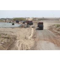 Des camions R310 suivis d'un tracteur routier porte char de 50 tonnes (TR-PC 50) du 121e régiment du train (RT) arrivent en convoi à Bamako, au Mali.
