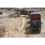 Des camions R310 suivis d'un tracteur routier porte char de 50 tonnes (TR-PC 50) du 121e régiment du train (RT) arrivent en convoi à Bamako, au Mali.