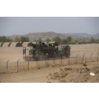 Un tracteur routier porte char de 50 tonnes (TR-PC 50) du 121e régiment du train (RT) convoie un camion lourd de dépannage TRM 10000 sur la route de Bamako, au Mali.