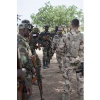 Des instructeurs hongrois dispensent une formation de tireur d'élite auprès de soldats maliens sur le camp de Koulikoro, au Mali.