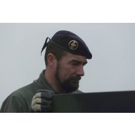 Portrait d'un militaire du génie au soutien logistique du camp du détachement français à Mazar e Charif.