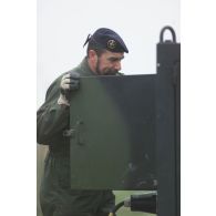 Portrait d'un militaire du génie au soutien logistique du camp du détachement français à Mazar e Charif.