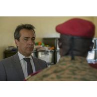 L'ambassadeur Xavier Lapeyre de Cabanes discute avec des médecins burkinabè à Dori, au Burkina Faso.