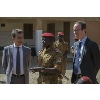 L'ambassadeur Xavier Lapeyre de Cabanes assiste à une démonstration auprès d'un médecin burkinabè à Dori, au Burkina Faso.
