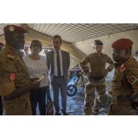 L'ambassadeur Xavier Lapeyre de Cabanes visite un module sanitaire burkinabè à Dori, au Burkina Faso.