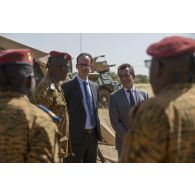 L'ambassadeur Xavier Lapeyre de Cabanes discute avec des officiers burkinabè à Dori, au Burkina Faso.