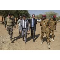 L'ambassadeur Xavier Lapeyre de Cabanes discute avec des officiers burkinabè à Dori, au Burkina Faso.