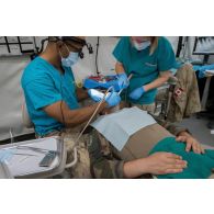 Un artilleur français de la Task Force Wagram se plaignant de douleurs aux dents est pris en charge par le personnel médical au Role 2 canadien installé sur l'aéroport d'Erbil.