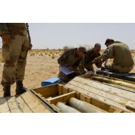 Des sapeurs du 31e régiment du génie (31e RG) comptabilisent des obus trouvés dans une cache d'armes en vallée d'Inaïs, au Mali.