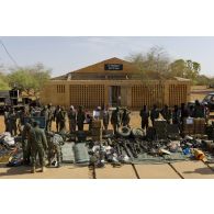 Des soldats maliens disposent de l'armement trouvé dans une cache d'armes pour une présentation à la presse à Gao, au Mali.