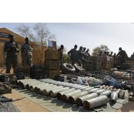 Des soldats maliens disposent de l'armement trouvé dans une cache d'armes pour une présentation à la presse à Gao, au Mali.