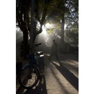 Des soldats maliens se préparent à partir en mission au cercle militaire de Niono, au Mali.