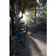 Des soldats maliens se préparent à partir en mission au cercle militaire de Niono, au Mali.