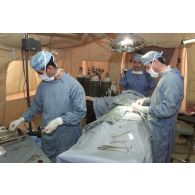 Activités de l'hôpital jordanien de Mazar e Charif. Intervention chirurgicale au bloc opératoire.