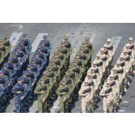 Défilé des forces armées croates sur les Champs-Elysées, à Paris.