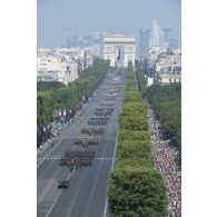 Le général Henry Bazin, adjoint au commandant de la zone de défense et de sécurité de Paris, défile à bord de son command car sur les Champs-Elysées, à Paris.
