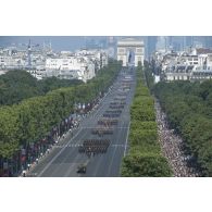 Le général Henry Bazin, adjoint au commandant de la zone de défense et de sécurité de Paris, défile à bord de son command car sur les Champs-Elysées, à Paris.