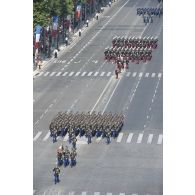 Défilé des élèves de l'Ecole des officiers de la Gendarmerie nationale (EOGN) et de l'Ecole spéciale militaire (ESM) de Saint-Cyr sur les Champs-Elysées, à Paris.