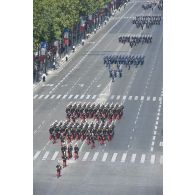 Défilé des élèves de l'Ecole spéciale militaire (ESM) de Saint-Cyr et de l'Ecole militaire interarmes (EMIA) sur les Champs-Elysées, à Paris.