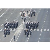 Le médecin en chef Gilles Wendling défile en tête des Ecoles du Service de santé des armées (SSA) sur les Champs-Elysées, à Paris.
