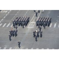Le médecin en chef Gilles Wendling défile en tête des Ecoles du Service de santé des armées (SSA) sur les Champs-Elysées, à Paris.