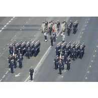 Le médecin en chef Gilles Wendling défile en tête des Ecoles du Service de santé des armées (SSA) sur les Champs-Elysées, à Paris.