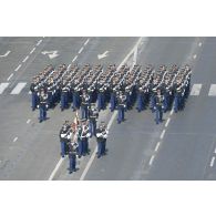 Le colonel Jean-Marc Isoardi défile en tête des élèves de l'Ecole de Gendarmerie (EG) de Chaumont sur les Champs-Elysées, à Paris.