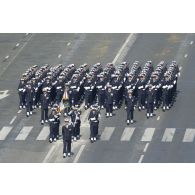 Le capitaine de frégate Claude Lhotelain défile en tête des élèves de l'Ecole de maistrance sur les Champs-Elysées, à Paris.