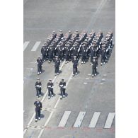 Le capitaine de vaisseau Pierre-Yves Grente défile en tête de l'équipage de la frégate anti sous-marine (FASM) Jean de Vienne sur les Champs-Elysées, à Paris.