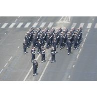 Le capitaine de vaisseau François-Xavier Polderman défile en tête de l'équipage du bâtiment de projection et de commandement (BPC) Mistral sur les Champs-Elysées, à Paris.