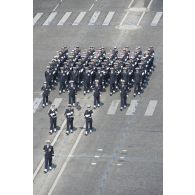 Le capitaine de vaisseau François-Xavier Polderman défile en tête de l'équipage du bâtiment de projection et de commandement (BPC) Mistral sur les Champs-Elysées, à Paris.