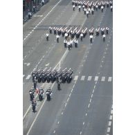 Les colonels Guy Cazenave-Lacroutz, Vincent Séverin et Jérôme Barbier défilent en tête de la Gendarmerie de l'Air et des bases aériennes 105 d'Evreux-Fauville et 942 de Lyon-Mont Verdun sur les Champs-Elysées, à Paris.