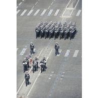 Le colonel Guy Cazenave-Lacroutz défile en tête de la Gendarmerie de l'Air sur les Champs-Elysées, à Paris.