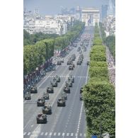 Défilé des blindés et des camions équipés d'un système d'artillerie (CAESAR) du 11e régiment d'artillerie de marine (RAMa) sur les Champs-Elysées, à Paris.
