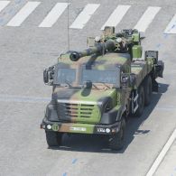 Défilé d'un camion équipé d'un système d'artillerie (CAESAR) du 11e régiment d'artillerie de marine (RAMa) sur les Champs-Elysées, à Paris.