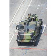 Défilé d'un camion équipé d'un système d'artillerie (CAESAR) du 11e régiment d'artillerie de marine (RAMa) sur les Champs-Elysées, à Paris.