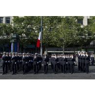 Revue des troupes des ESSA (écoles du Service de santé des armées) : ESSA de Lyon-Bron et EDVG (école du Val-de-Grâce) lors de la cérémonie du 14 juillet 2011.