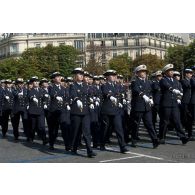 Défilé à pied des ESSA (écoles du Service de santé des armées) : ESSA de Lyon-Bron et EDVG (école du Val-de-Grâce) lors de la cérémonie du 14 juillet 2011.