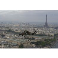 Vue aérienne d'un hélicoptère Tigre en survol de Paris avec vue de la Tour Eiffel, de l'esplanade des Invalides et de l'Assemblée nationale avant la cérémonie du 14 juillet 2011.