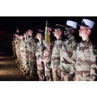 Rassemblement des chasseurs du 7e bataillon de chasseurs alpins (BCA) et des légionnaires du 2e régiment étranger de génie (REG) pour une cérémonie à Gao, au Mali.
