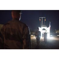 Le colonel Nicolas James du 7e bataillon de chasseurs alpins (BCA) prend le commandement des troupes devant un marabout à Gao, au Mali.