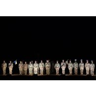 Rassemblement des chasseurs du 7e bataillon de chasseurs alpins (BCA) et des légionnaires du 2e régiment étranger de génie (REG) pour une cérémonie à Gao, au Mali.