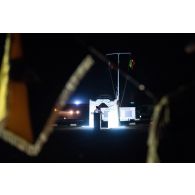 Le colonel Nicolas James du 7e bataillon de chasseurs alpins (BCA) lit l'ordre du jour devant un marabout à Gao, au Mali.