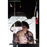 Le colonel Nicolas James du 7e bataillon de chasseurs alpins (BCA) lit l'ordre du jour devant un marabout à Gao, au Mali.